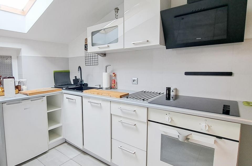 Kitchen or kitchenette, dishwasher, oven