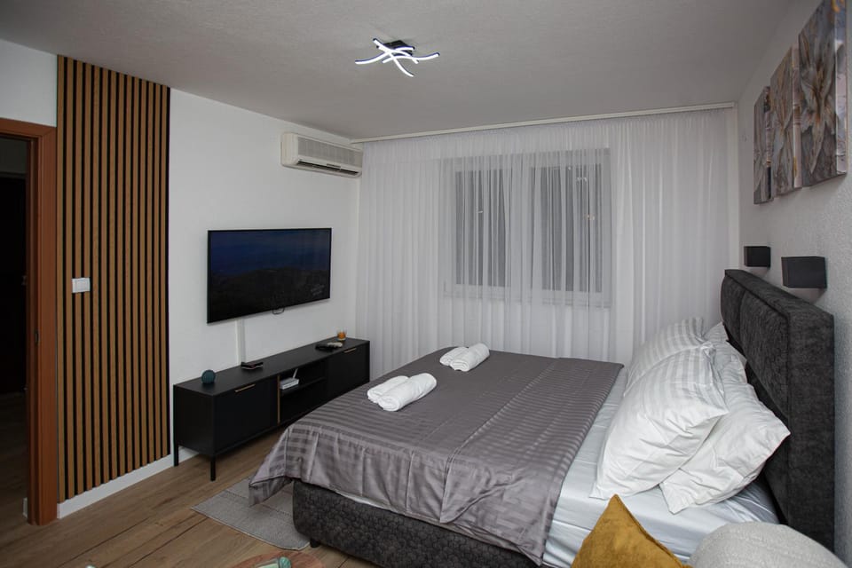 Communal lounge/ TV room, Bed, TV and multimedia