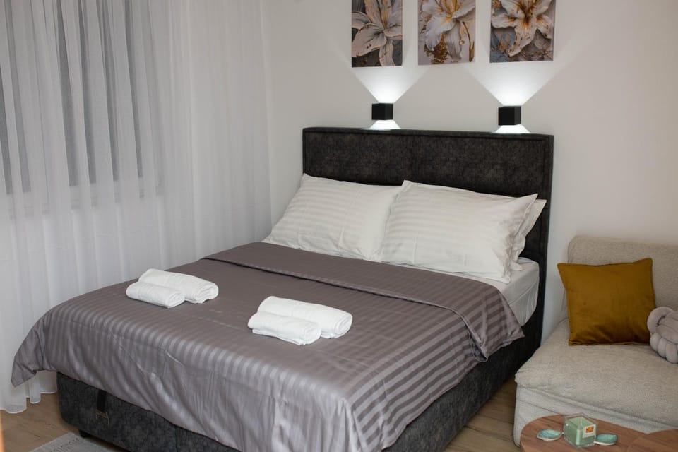 Bed, towels