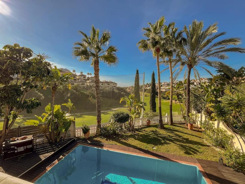 Garden, Golfcourse, Swimming pool
