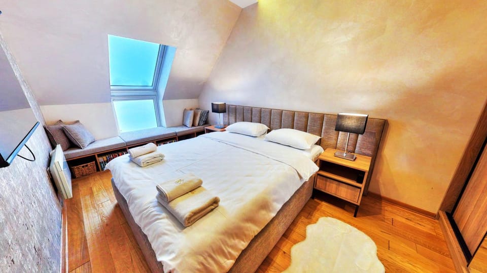 Bed, Living room, Photo of the whole room, Seating area, Bedroom