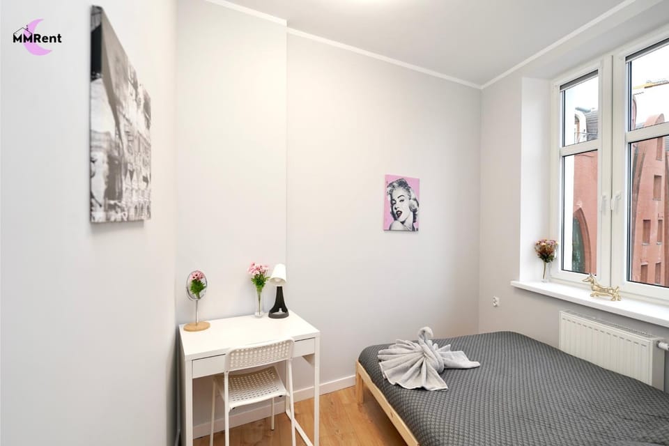 Bed, Photo of the whole room, Decorative detail, Bedroom