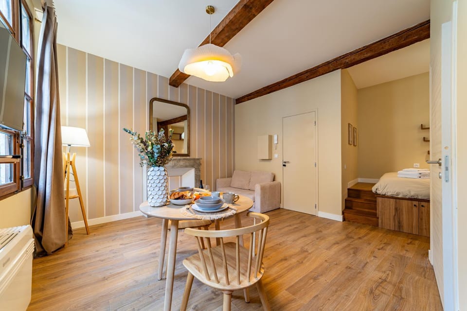 Bed, Living room, Photo of the whole room, Seating area, Dining area