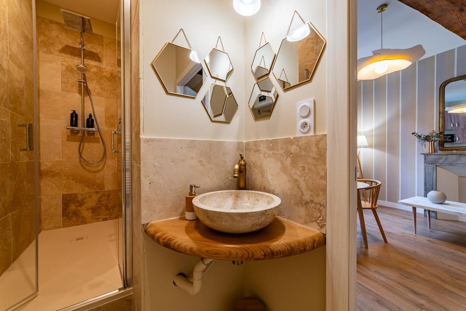 Shower, Toilet, Bathroom, towels