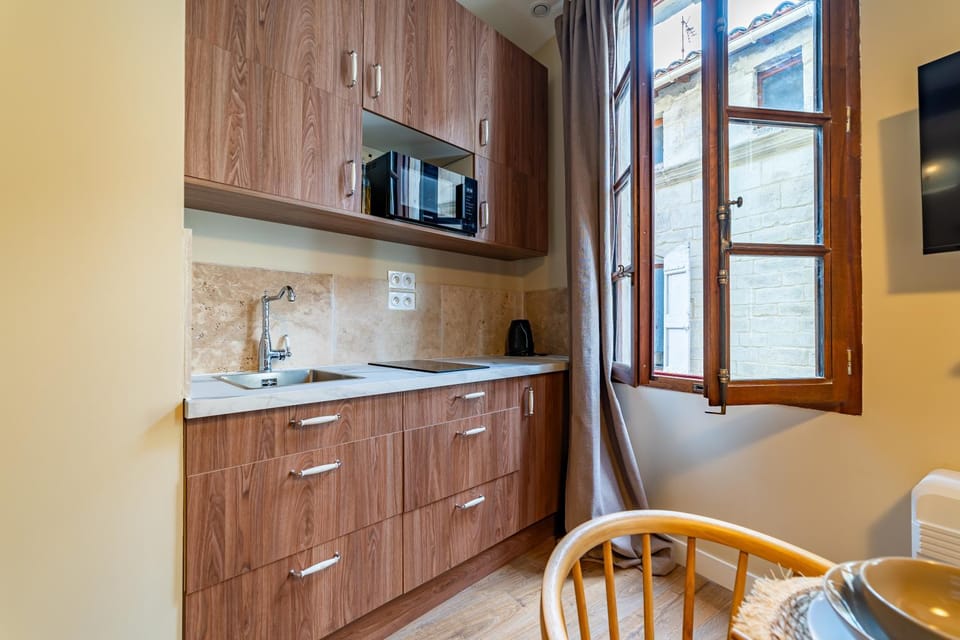 Kitchen or kitchenette, Dining area, stove