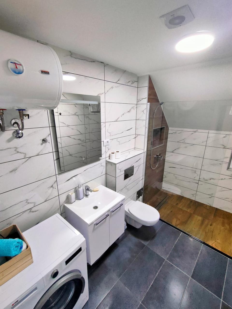 Shower, Toilet, Bathroom, towels, washing machine