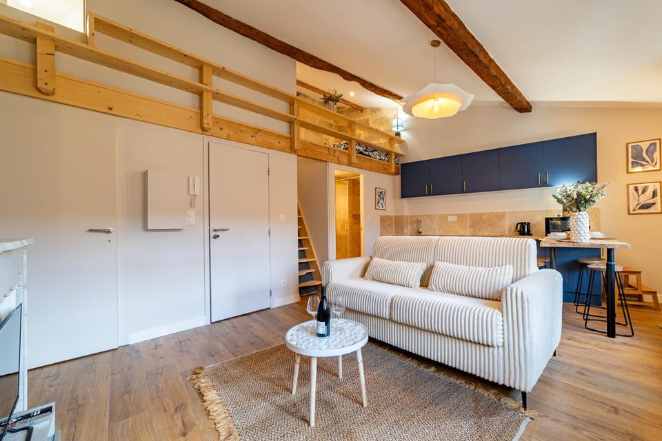 Seating area, Dining area, wardrobe