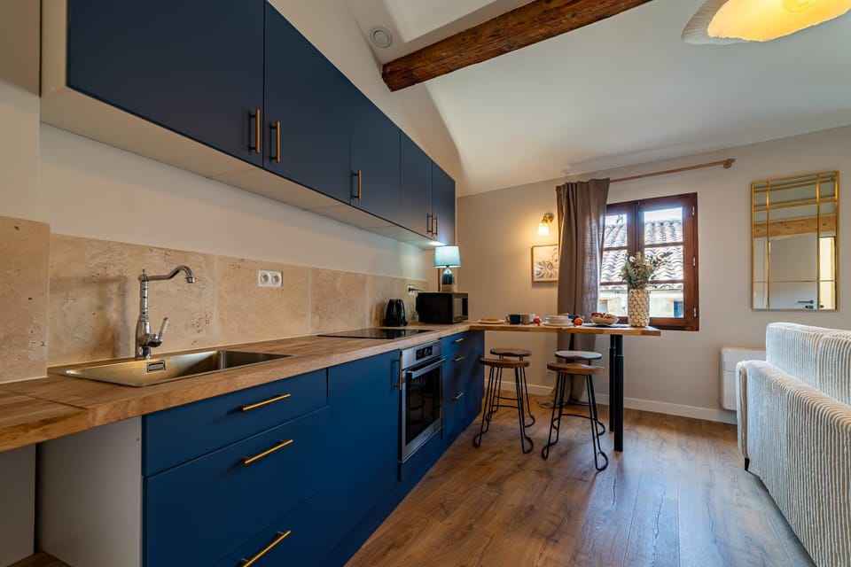 Kitchen or kitchenette, Dining area, minibar, stove