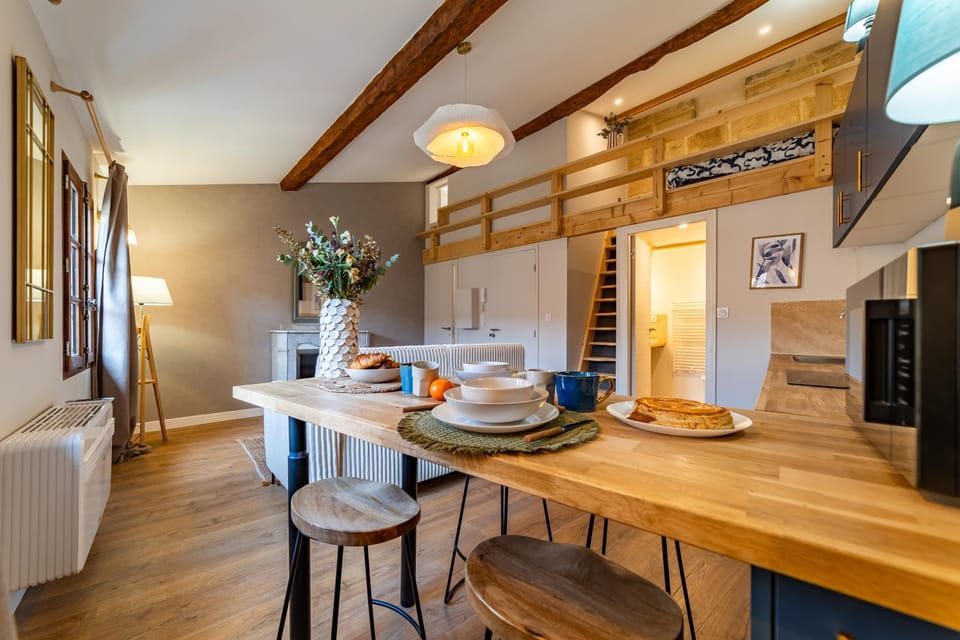 Kitchen or kitchenette, Living room, Seating area, Dining area
