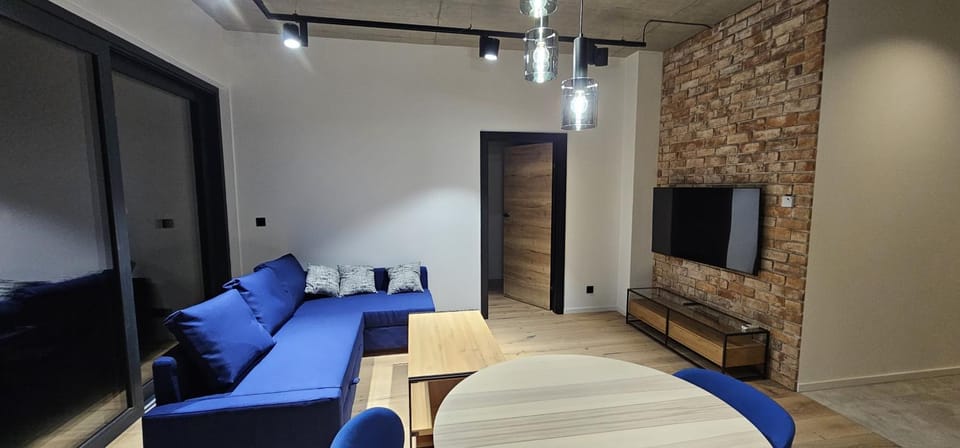 Communal lounge/ TV room, Bed, TV and multimedia, Living room, Photo of the whole room, Seating area, Evening entertainment, Bedroom