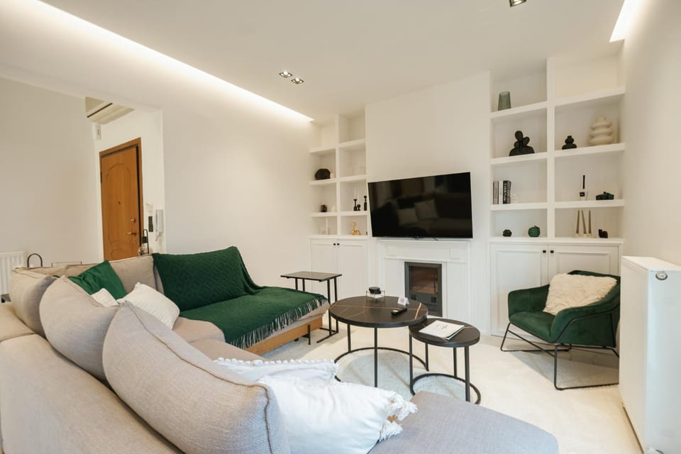 TV and multimedia, Living room, Seating area, Evening entertainment