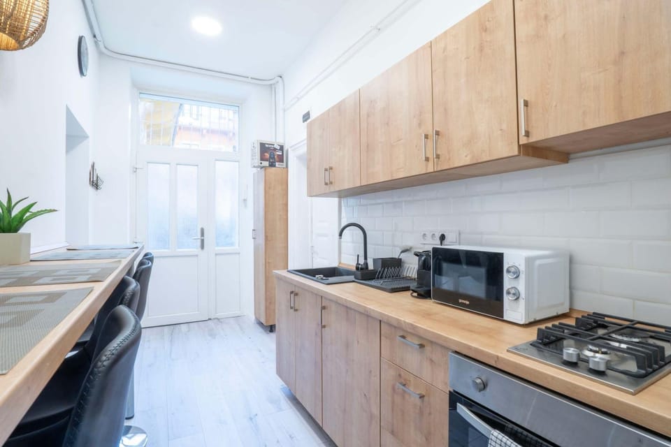 Coffee/tea facilities, Kitchen or kitchenette, oven, stove