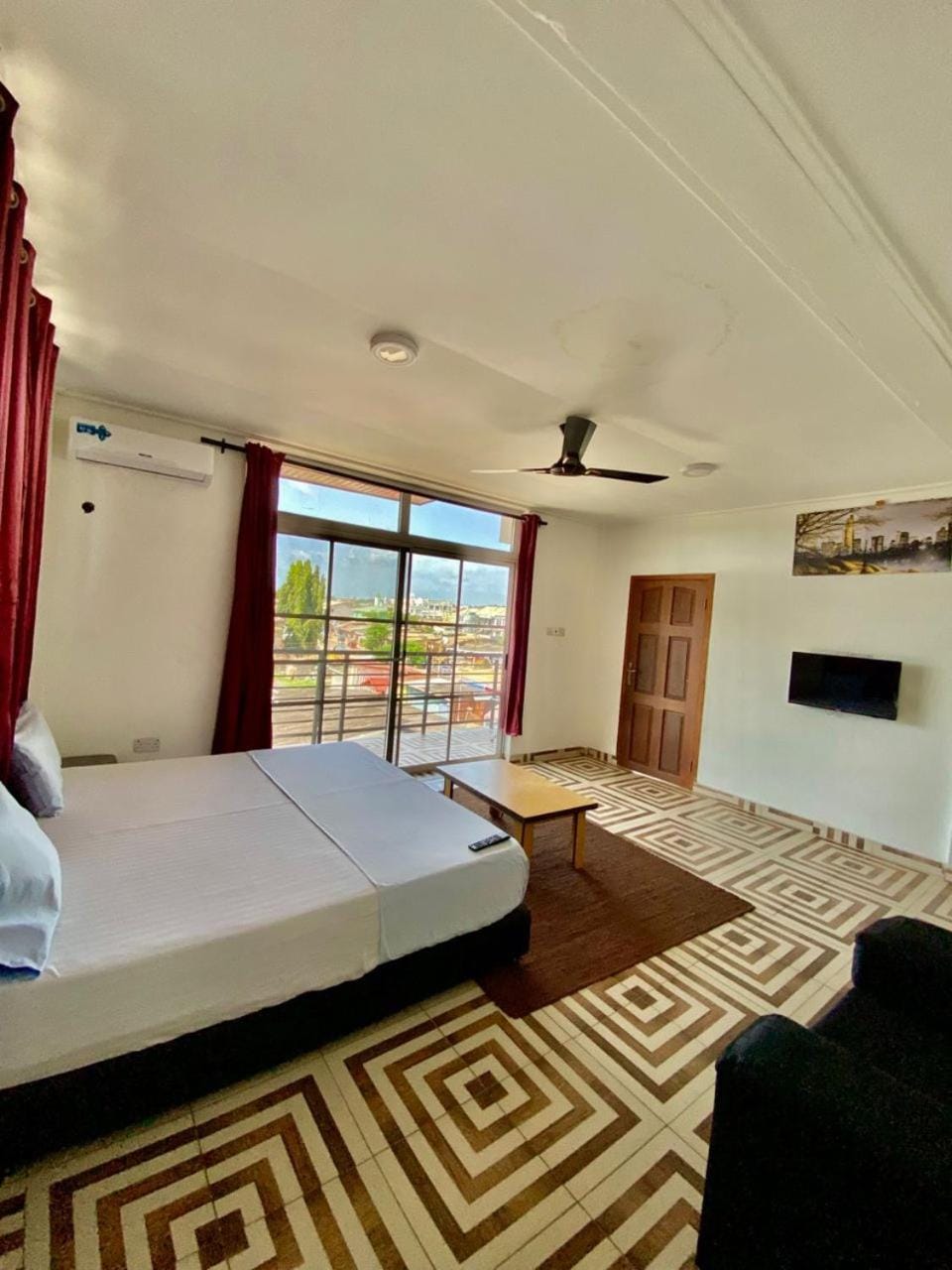 Bed, Photo of the whole room, Seating area, air conditioner