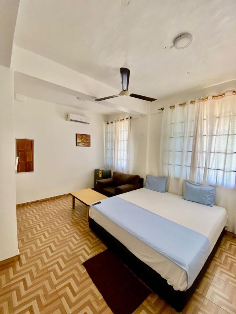 Bed, Photo of the whole room, Seating area, air conditioner