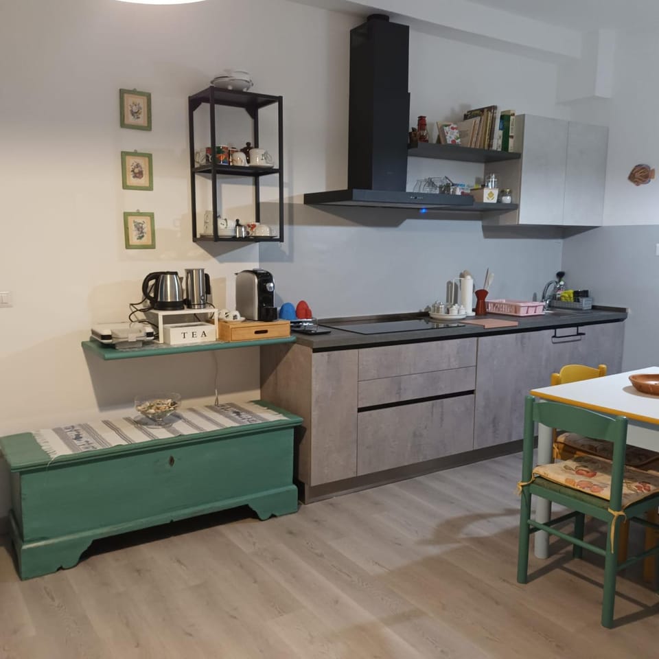Coffee/tea facilities, Kitchen or kitchenette, Dining area, stove