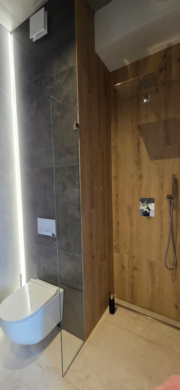 Shower, Toilet