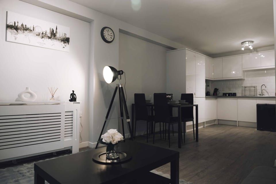 Living room, Lounge or bar, Seating area, Dining area, internet, stove