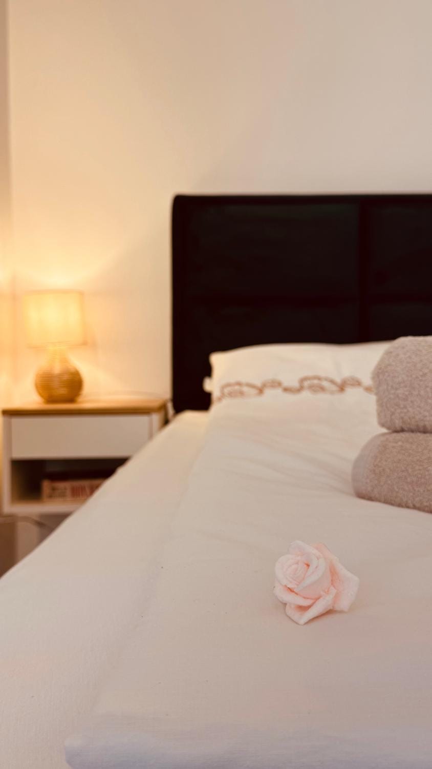 Bed, towels