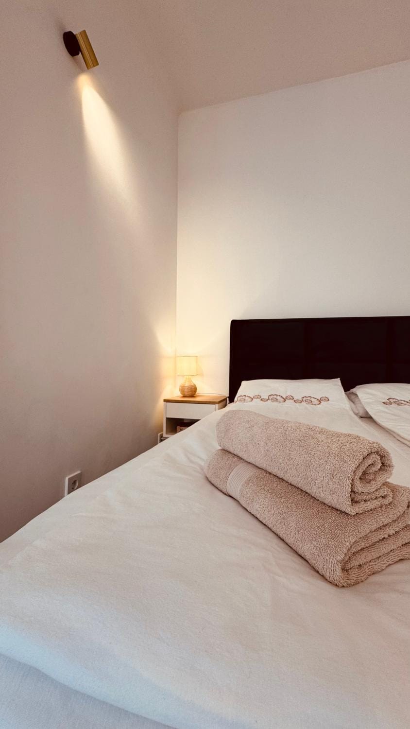Bed, Bedroom, towels