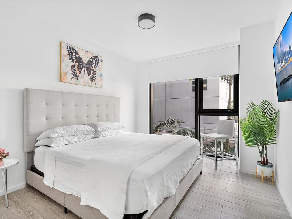 Bed, TV and multimedia, Photo of the whole room, Bedroom