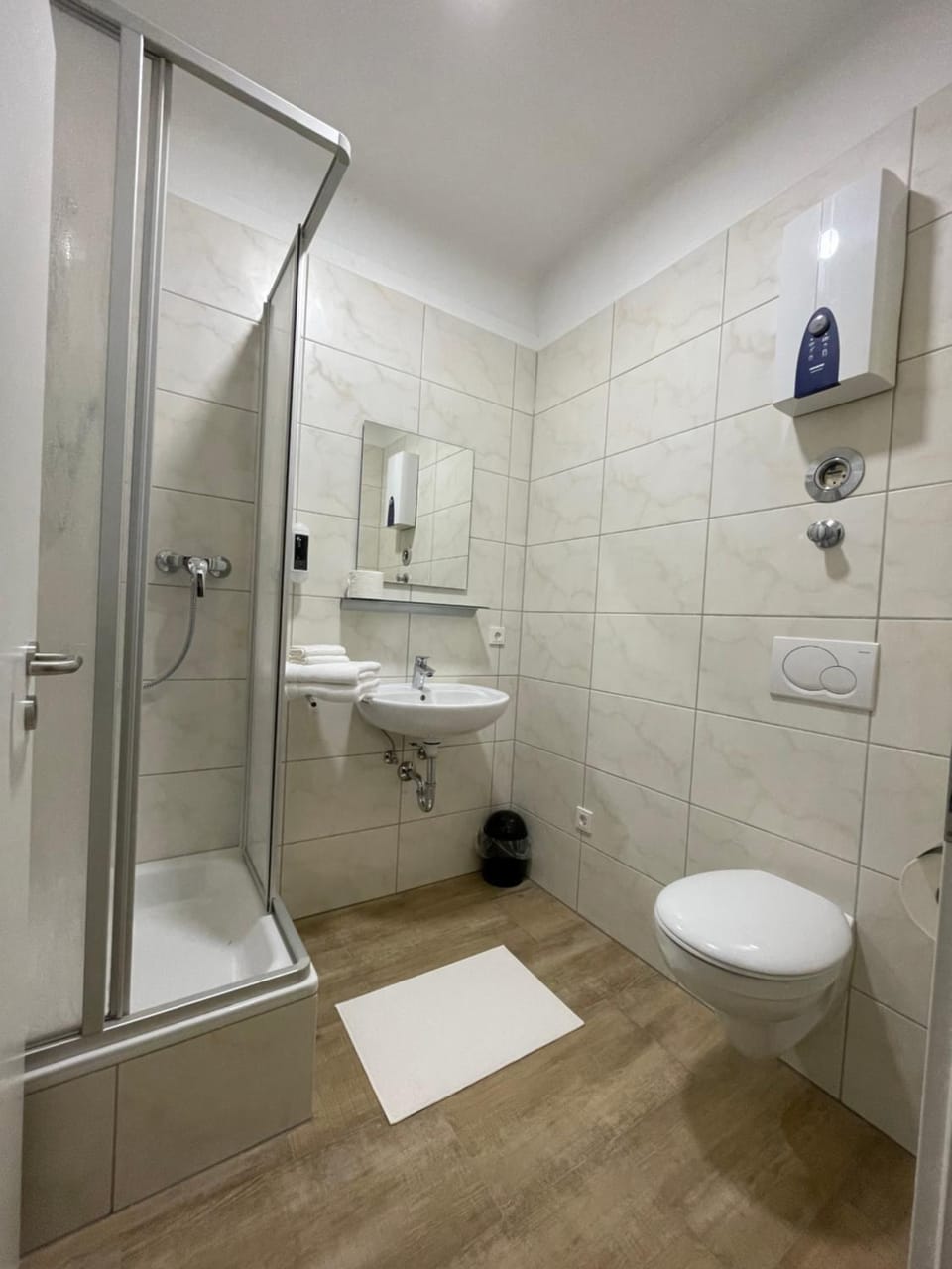 Shower, Toilet, Bathroom, towels