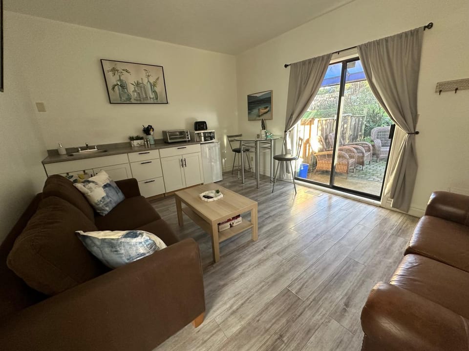 Kitchen or kitchenette, Living room, Seating area, Dining area