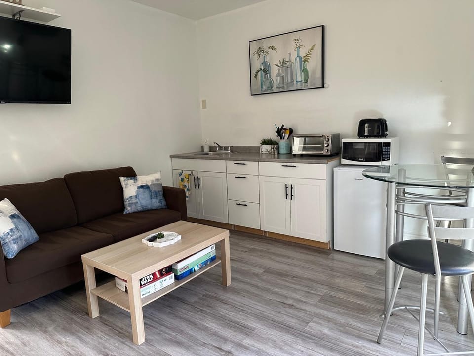 Coffee/tea facilities, Living room, Seating area, Dining area, toaster