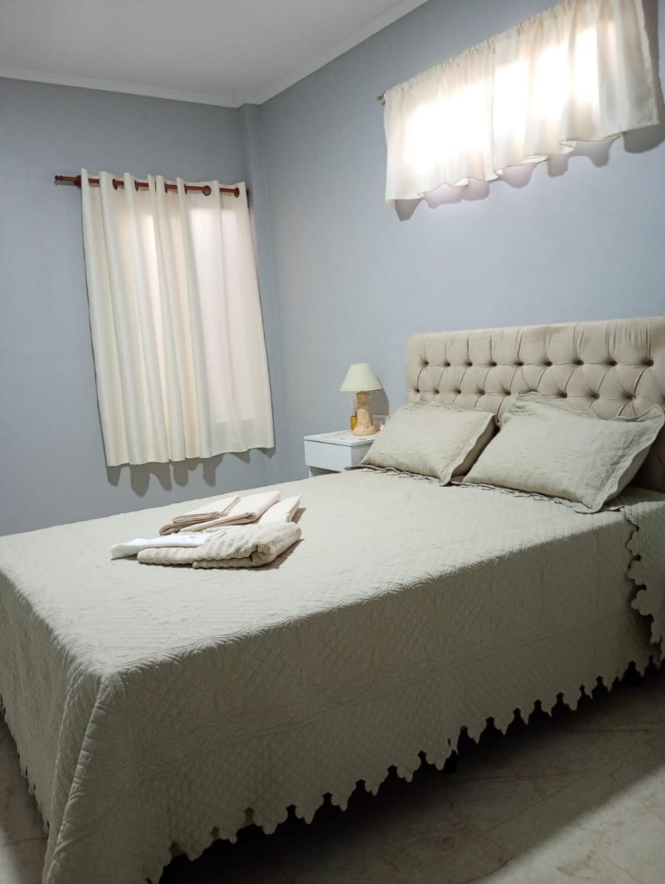 Photo of the whole room, towels