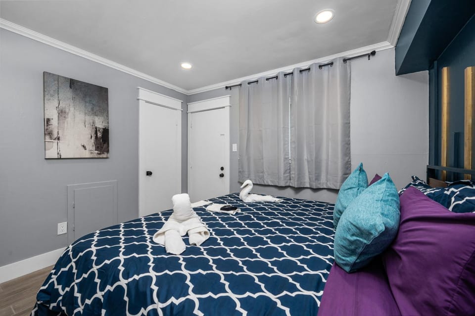 Modern Comfort Retreat with King Bed & Free Park Apartment in Houston