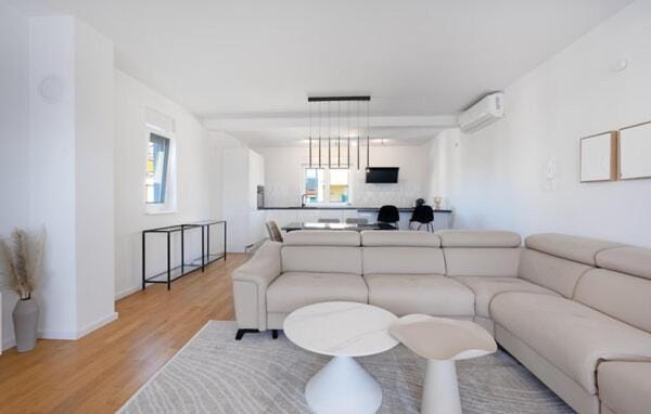 TV and multimedia, Kitchen or kitchenette, Living room, Seating area, Dining area, air conditioner