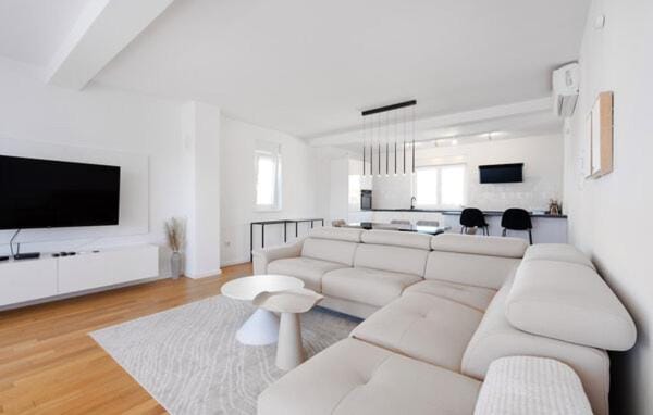 Communal lounge/ TV room, TV and multimedia, Living room, Seating area, Evening entertainment