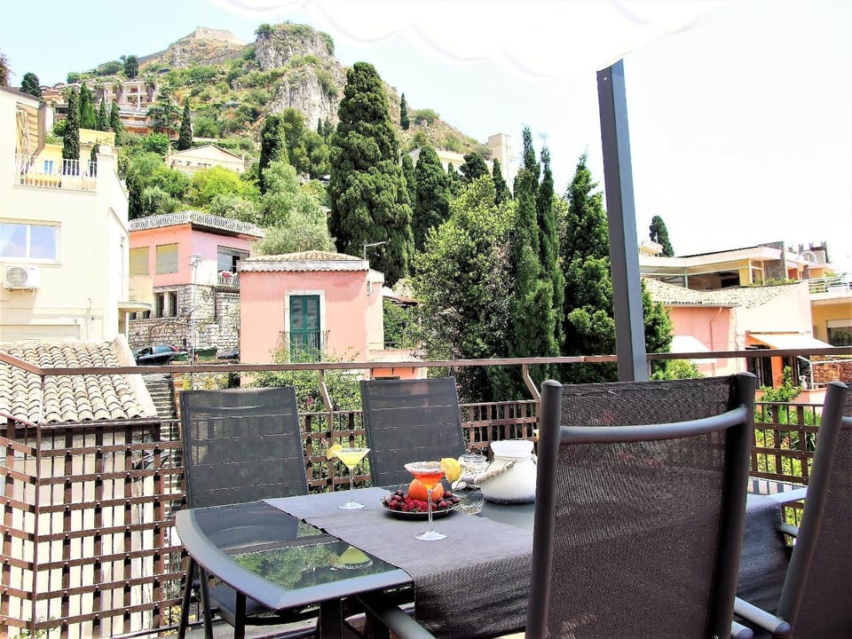 Balcony/Terrace, City view, Mountain view, Street view