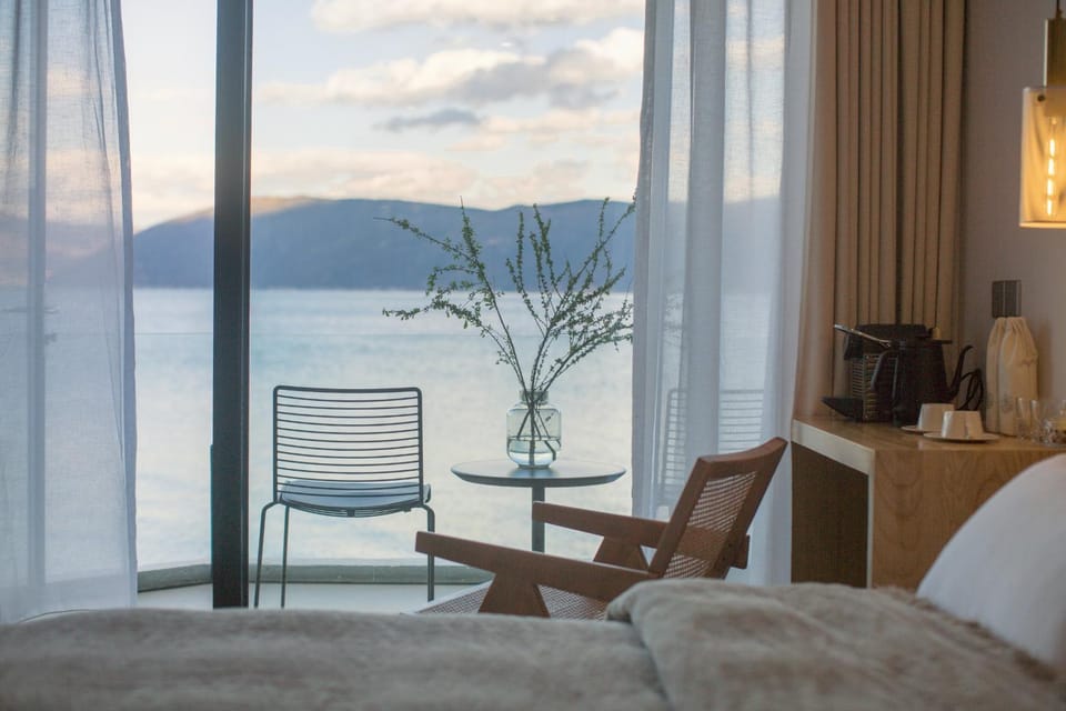 Bed, Natural landscape, View (from property/room), Balcony/Terrace, Photo of the whole room, Seating area, Lake view