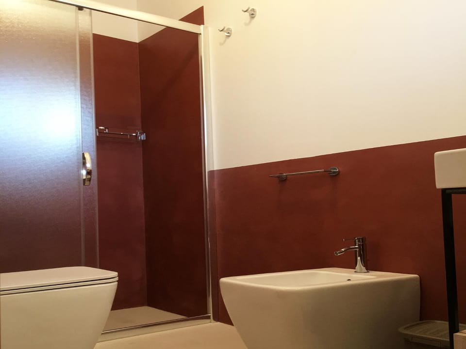 Shower, Toilet, Spring, Day, Bathroom, Other, On site, Area and facilities