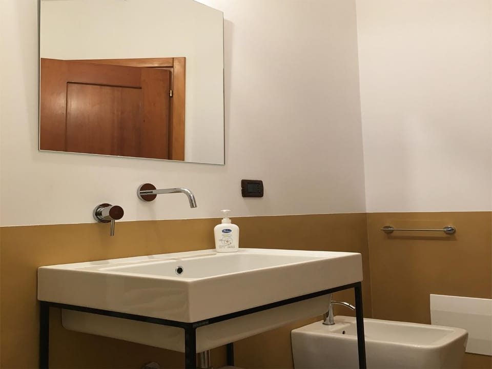 Shower, Toilet, Spring, Day, Bathroom, Other, On site, Area and facilities