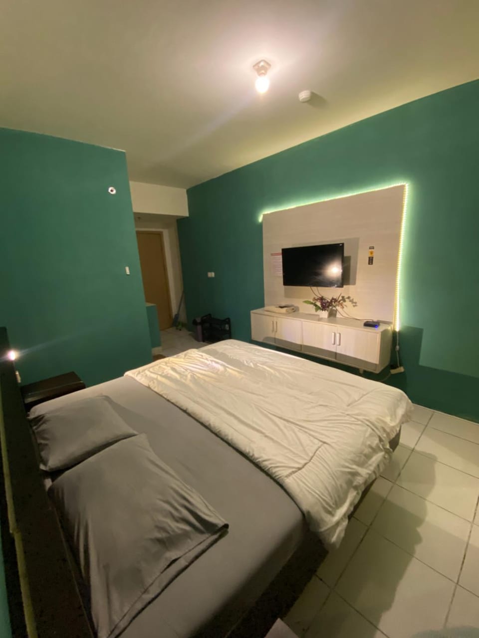 Bed, TV and multimedia, Photo of the whole room, Bedroom