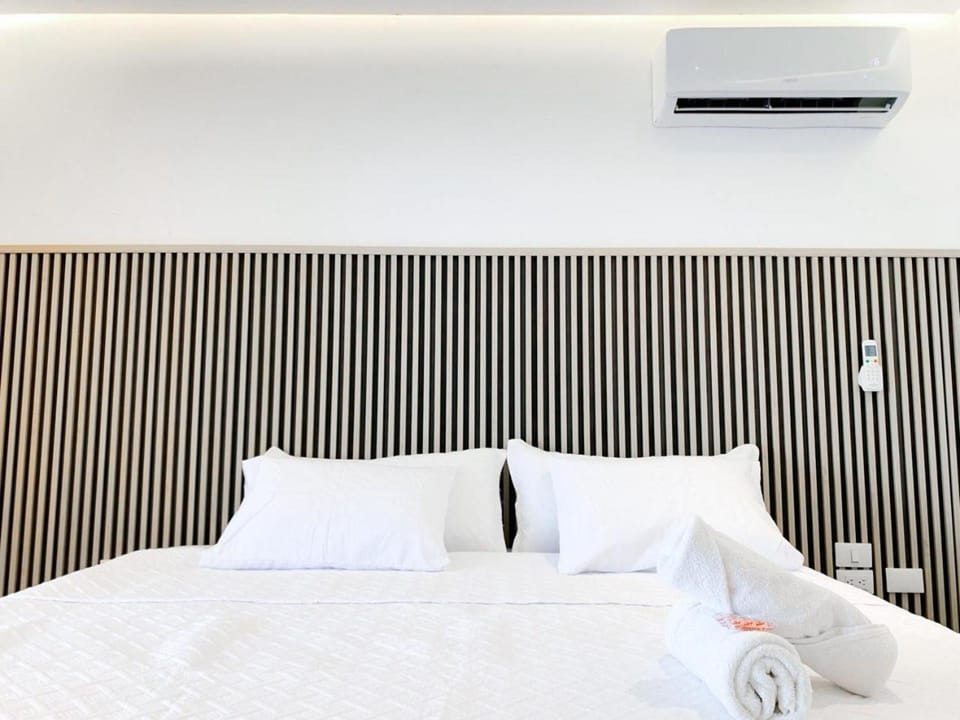 Bed, Photo of the whole room, Bedroom, internet, towels, air conditioner
