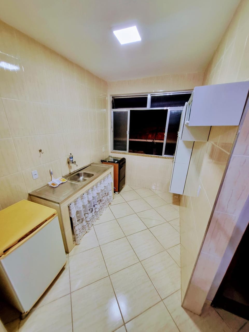 Kitchen or kitchenette, minibar, stove