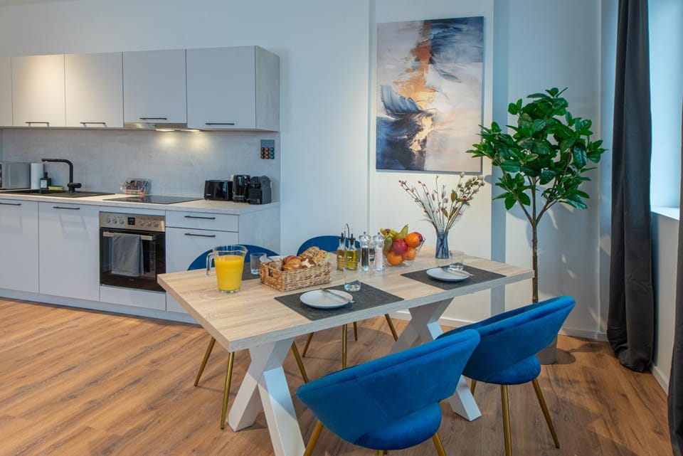 Coffee/tea facilities, View (from property/room), Kitchen or kitchenette, Food and drinks, Seating area, Dining area, Food, furniture, heating, heating, internet, internet, microwave, oven, stove, toaster, kitchen