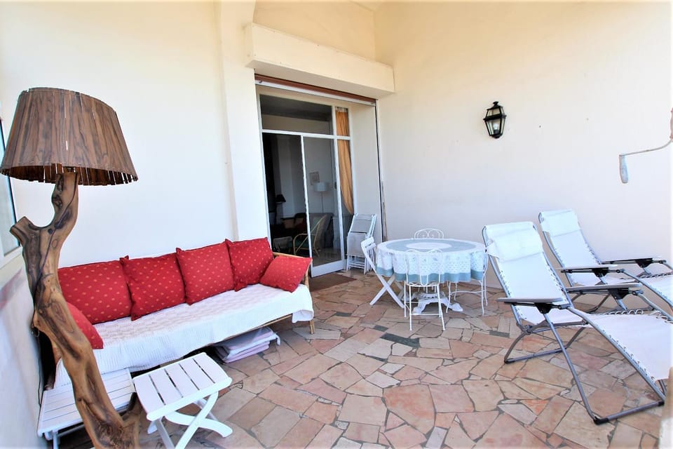 Patio, Living room, Seating area, Dining area
