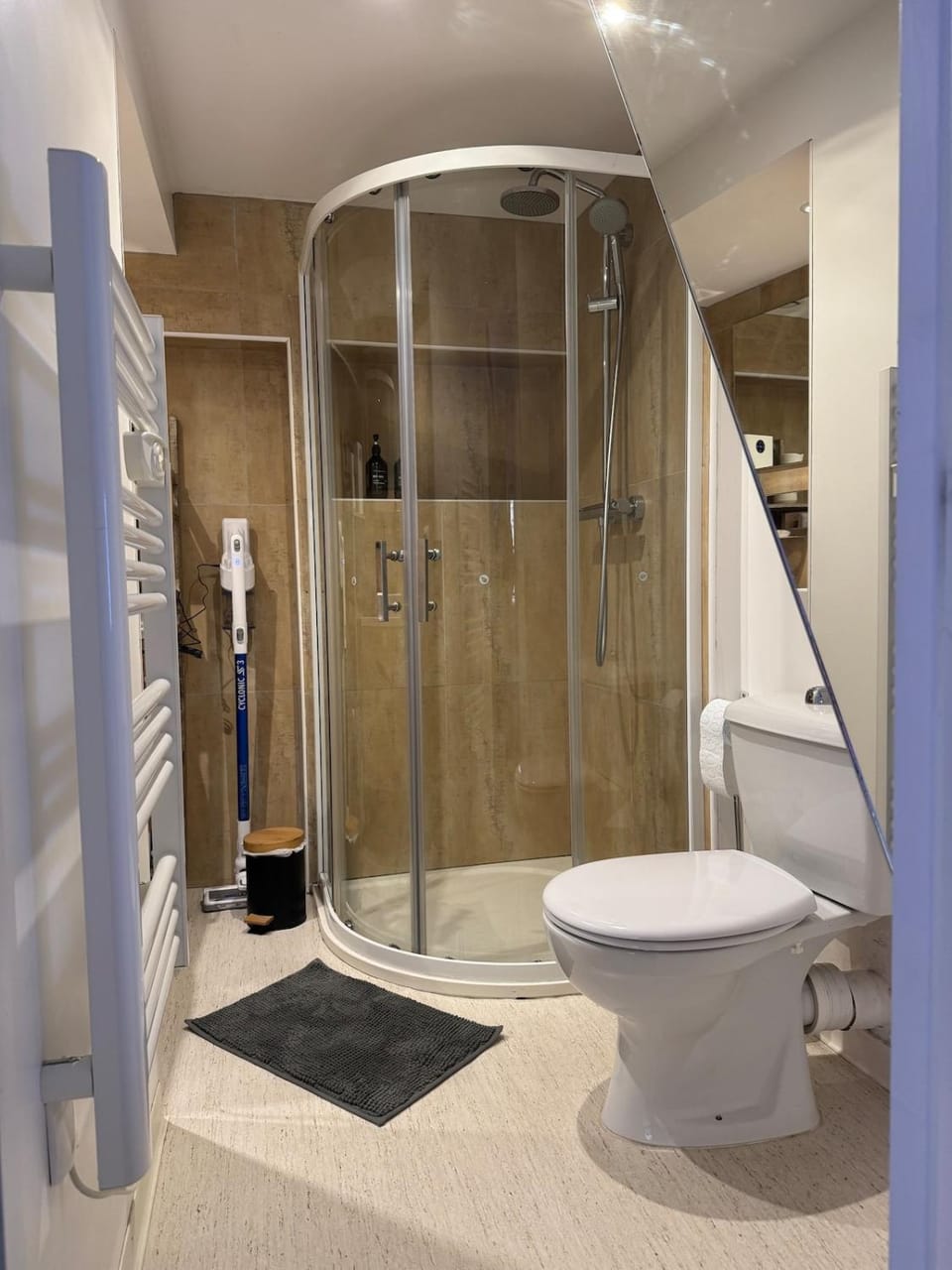 Shower, Toilet, Bathroom, towels