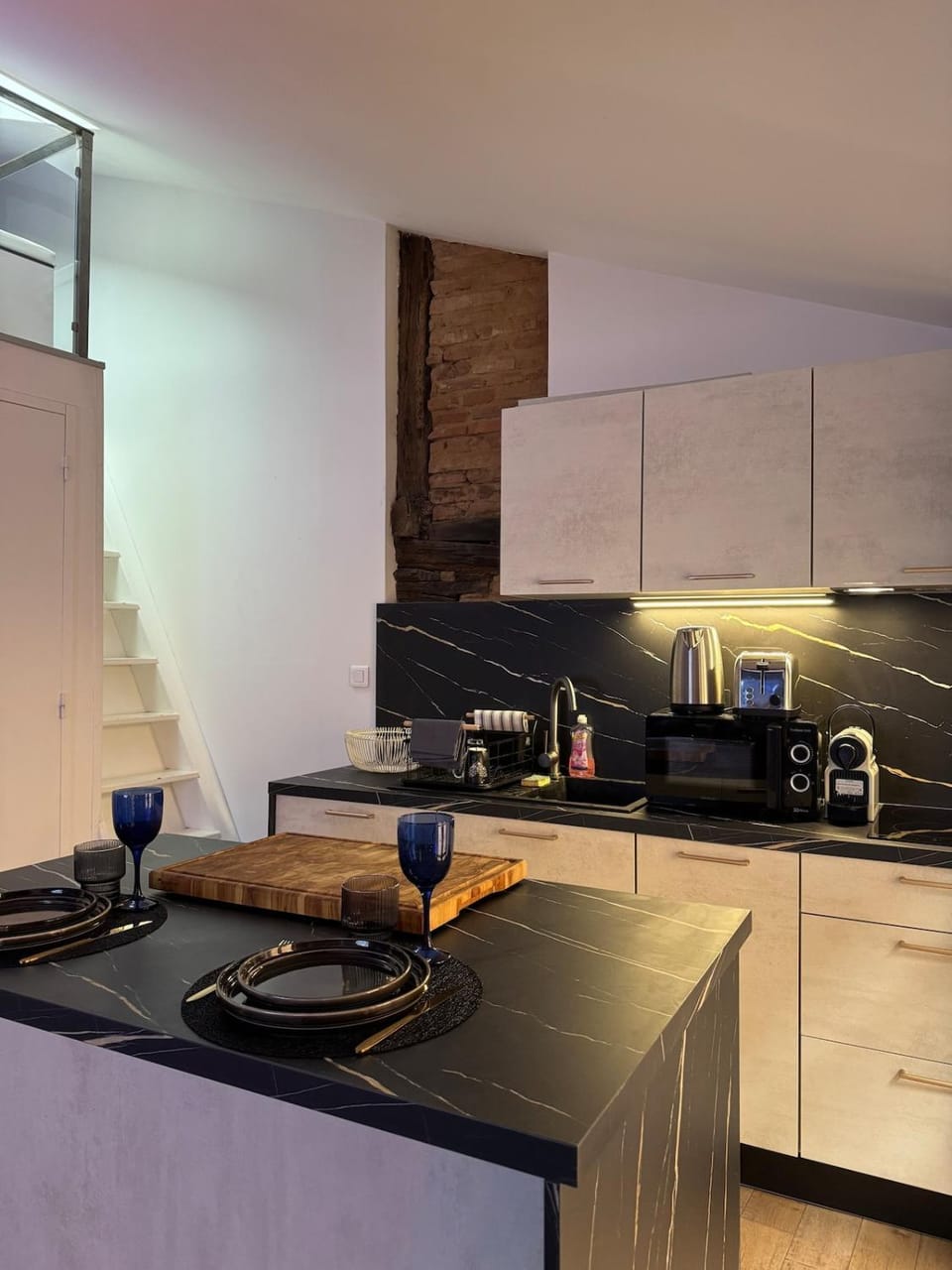 Kitchen or kitchenette, Dining area, stove