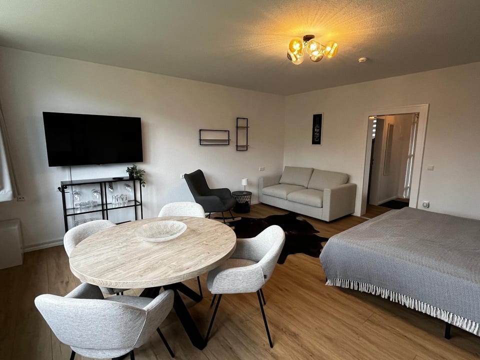 Bed, TV and multimedia, Living room, Photo of the whole room, Seating area, Dining area, Bedroom