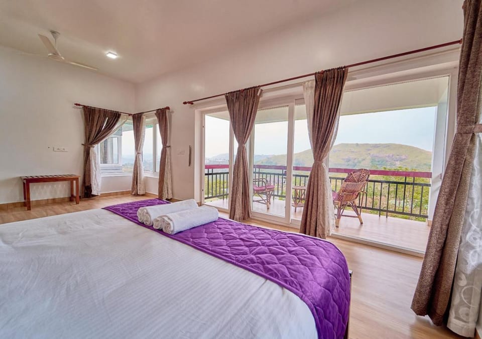 Bed, Natural landscape, View (from property/room), Balcony/Terrace, Photo of the whole room, Bedroom, Mountain view