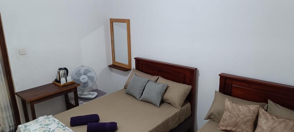 Bed, Living room, Photo of the whole room, Seating area, Bedroom, hair dresser