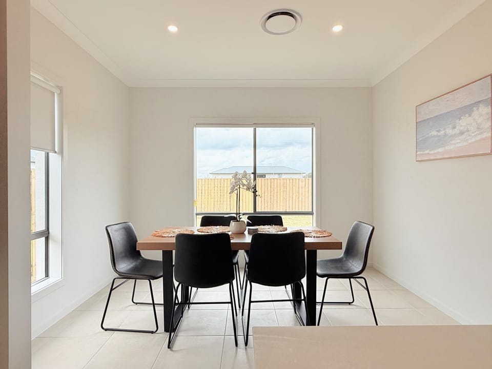 Spacious 4BR Family Retreat Rochedale Oasis Villa in Brisbane