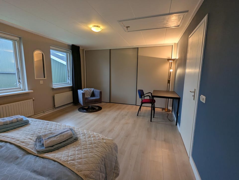 Bed, Photo of the whole room, Seating area, Bedroom