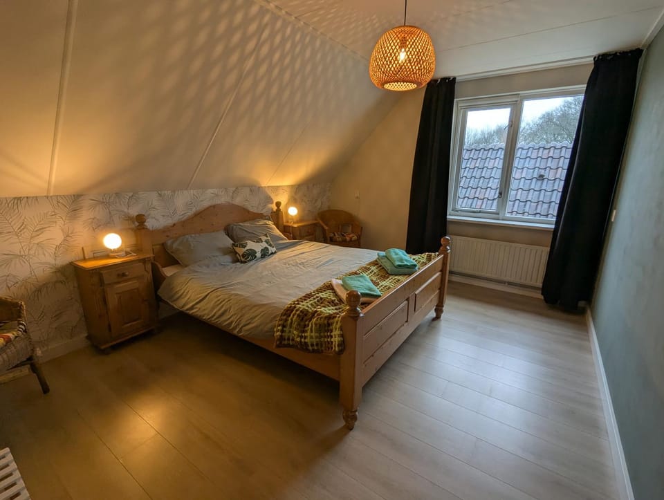 Bed, Photo of the whole room, Bedroom, towels