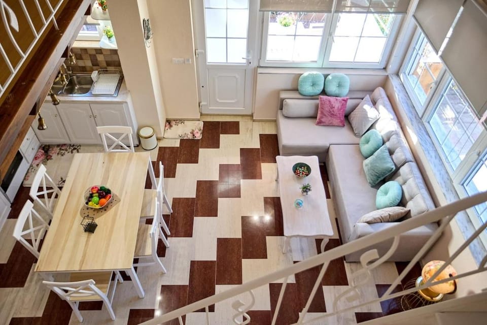 Kitchen or kitchenette, Living room, Seating area, Dining area