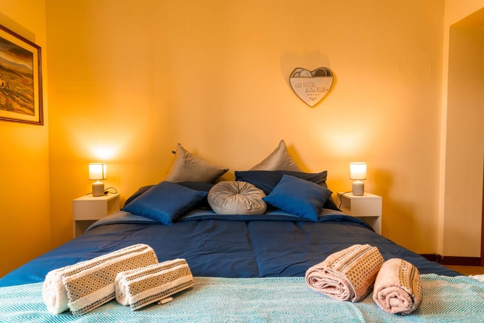 Bed, towels